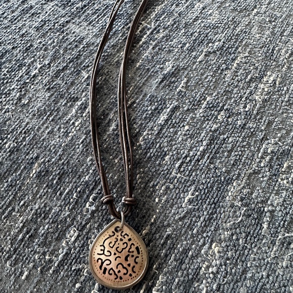 ❤ Silpada Carved Abalone Shell .925 STERLING Leather Necklace - Picture 2 of 4